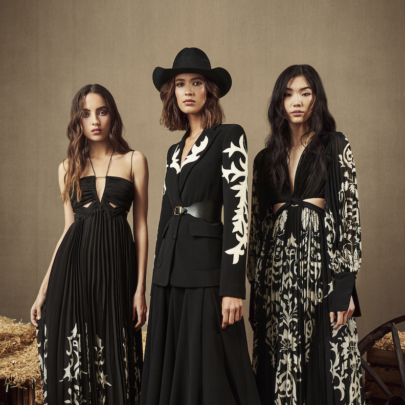 اختاري مزيج الأسود والأبيض لاطلالة ساحرة في السهرات 