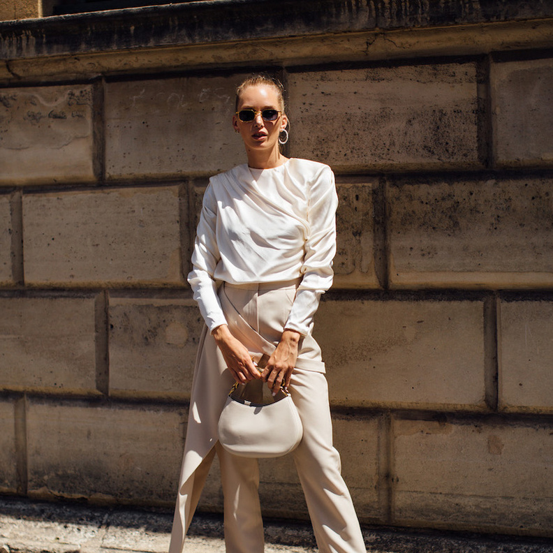 البنطلون البيج خيارك الأكثر عصرية واليك أجمل الأفكار لتنسيقه 