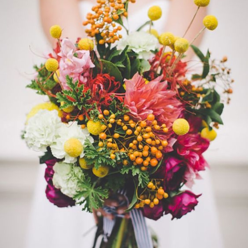 للعروس غير التقليدية...أفكار باقات رائعة بزهور أزرار بيلي