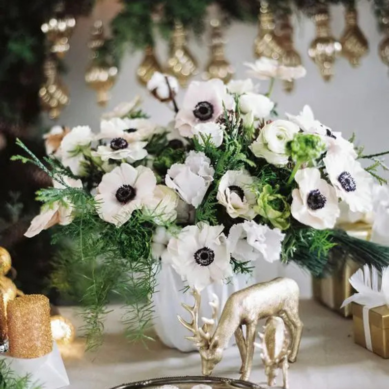 أفكار رائعة لديكور طاولات حفلات الزفاف بزهور شقائق النعمان