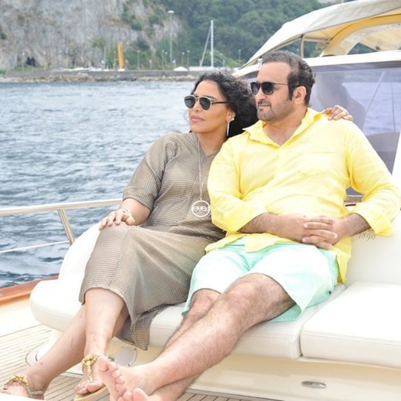 ..الفنانة أحلام تختتم إجازتها في إسبانيا وهذه ابرز اللقطات التي خطفت بها الأنظار مع زوجها