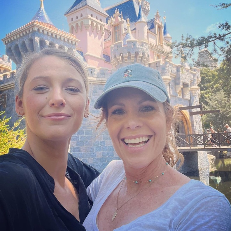 بليك ليفلي واختها 