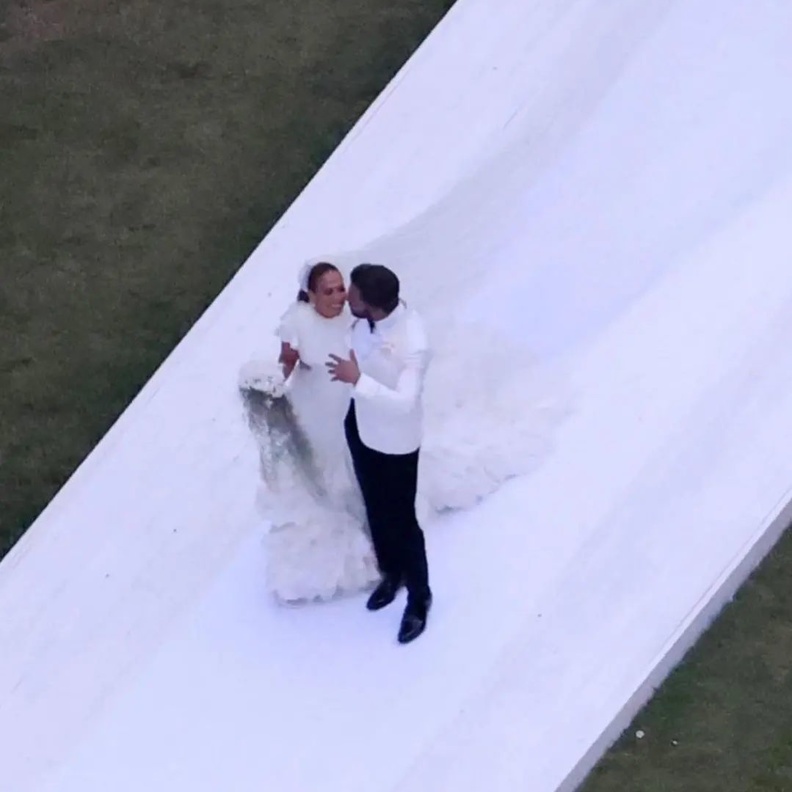 بن أفليك وجينيفر لوبيز يحتفلان بزفافهما للمرة الثانية في حفل زفاف ضخم في منزله في ولاية جورجيا