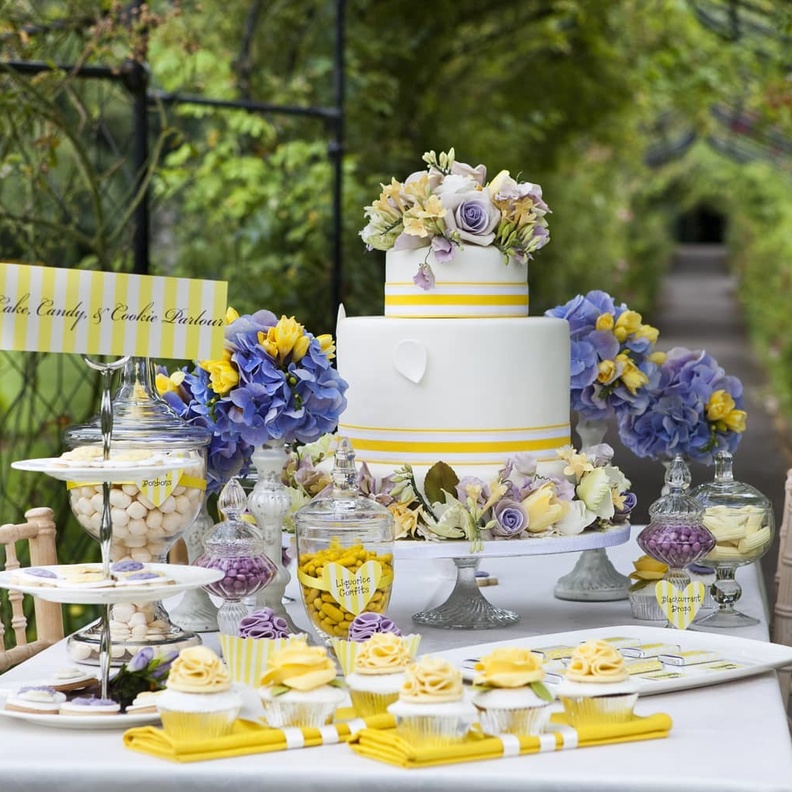 أفكار رائعة لكعكات الزفاف باللون الأصفر