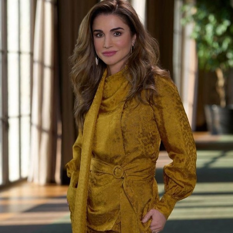 في عيد ميلادها الـ 52.. أجمل مجوهرات الملكة رانيا "صاحبة الجمال الهادئ"