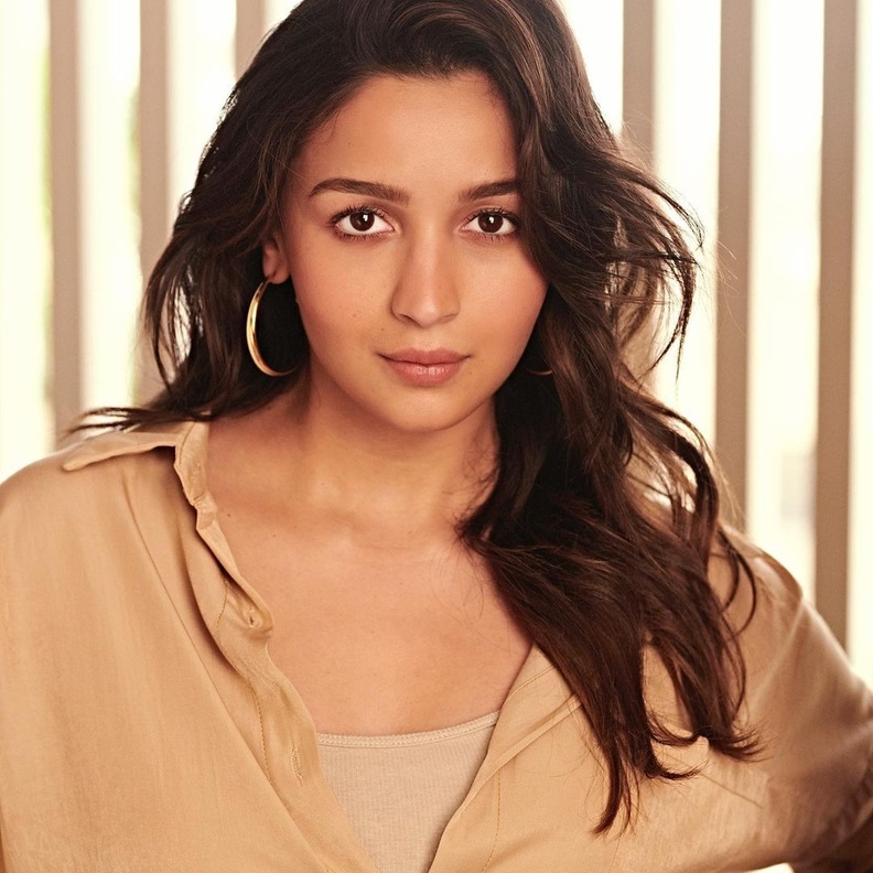 أحدث صور عليا بهات بدون مساحيق تجميل على مواقع التواصل