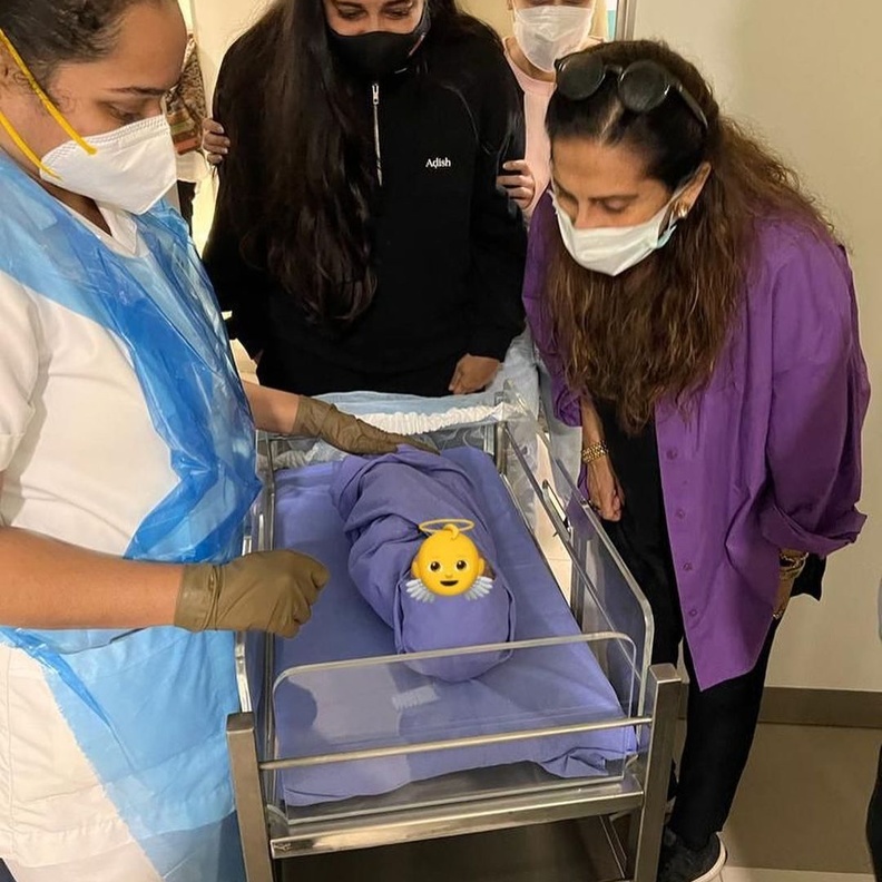 استقبال حافل لـ سونام كابور وطفلها في منزل والدها أنيل كابور