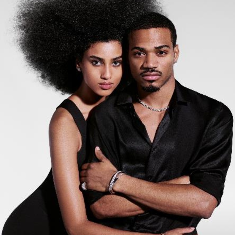 Tiffany & Co تُطلق مجموعة من الأساور المرصعة بالألماس من الذهب الأصفر والأبيض والوردي من عيار 18 قيراط من تشكيلة Tiffany Lock