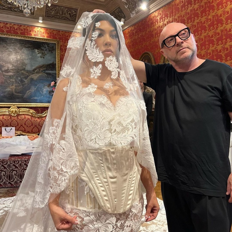 كورتني كارداشيان تشكر مصمم فستان زفافها والذي جعلها "أميرة"