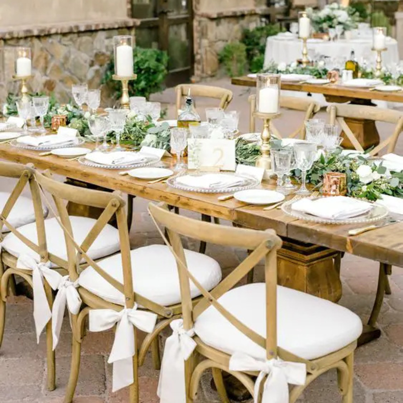 أفكار رائعة لزينة مقاعد حفلات الزفاف بالأقمشة والشرائط