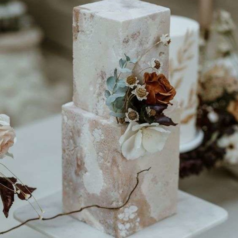 أفكار رائعة لكعكات الزفاف ذات الأشكال غير التقليدية لحفلات الزفاف العصرية