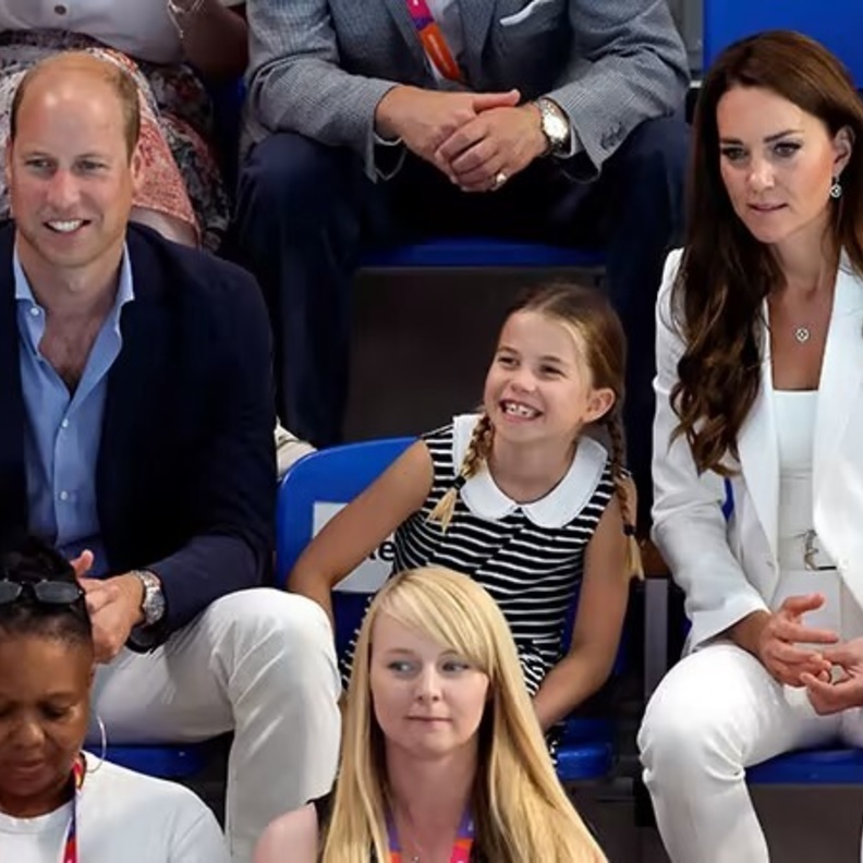 فيديو لم ينشر من قبل للأميرة تشارلوت وهي تقلد الأمير وليام