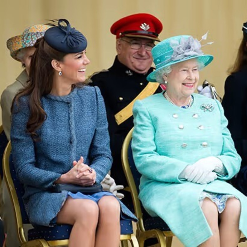 مقطع فيديو نادر لكيت ميدلتون وهي تقبل الملكة