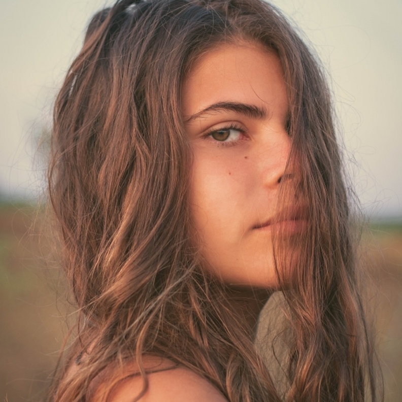 تعرفي إلى أضرار عدم تجفيف الشعر بعد الاستحمام