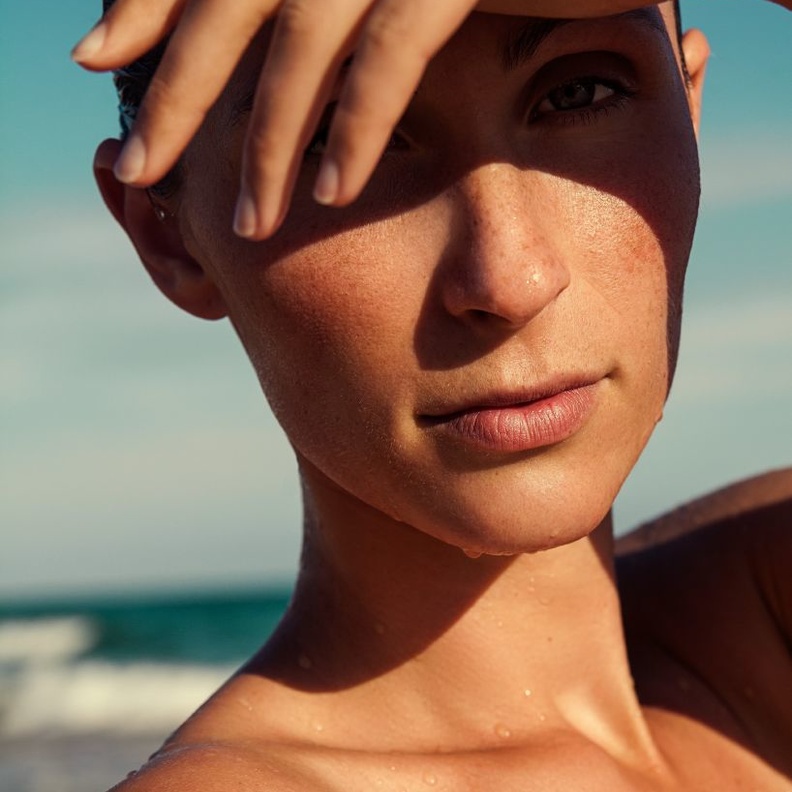 أفضل طريقة لإزالة البقع الداكنة عن البشرة من آثار الصيف