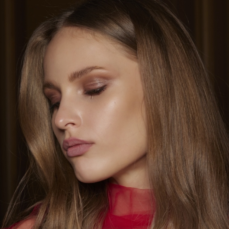 اختيار الفاونديشن المناسب للبشرة الجافة بأسلوب Zuhair Murad