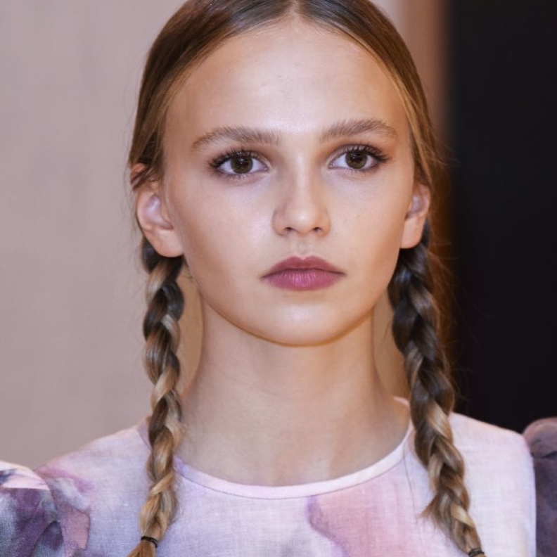 تسريحات شعر عصرية مع الضفائر الجانبية من دار Anna Mason