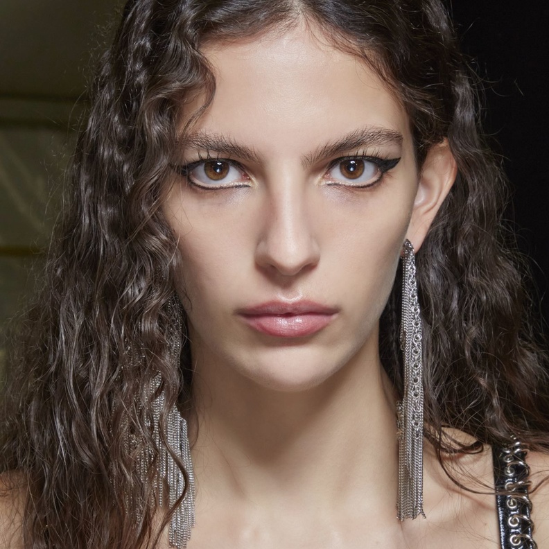 تسريحات شعر عصرية مع الغرة الكيرلي لتصغير الجبين العريض اليك الخطوات