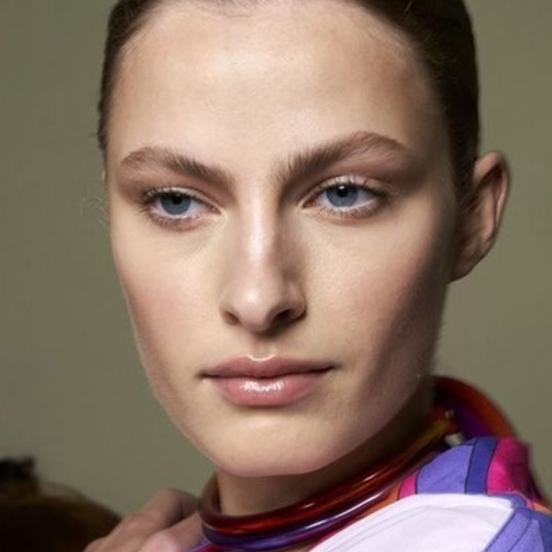 حيل مكياج بسيطة تجمّل عينيك من دون تطبيق ظلال الجفون