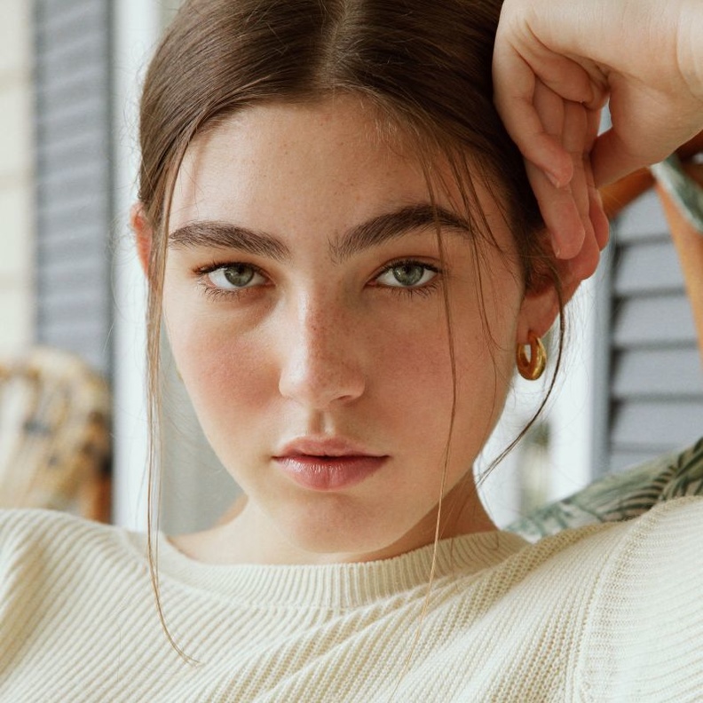 روتين صباحي للعناية بالبشرة الدهنية قبل يوم المرأة الإماراتية