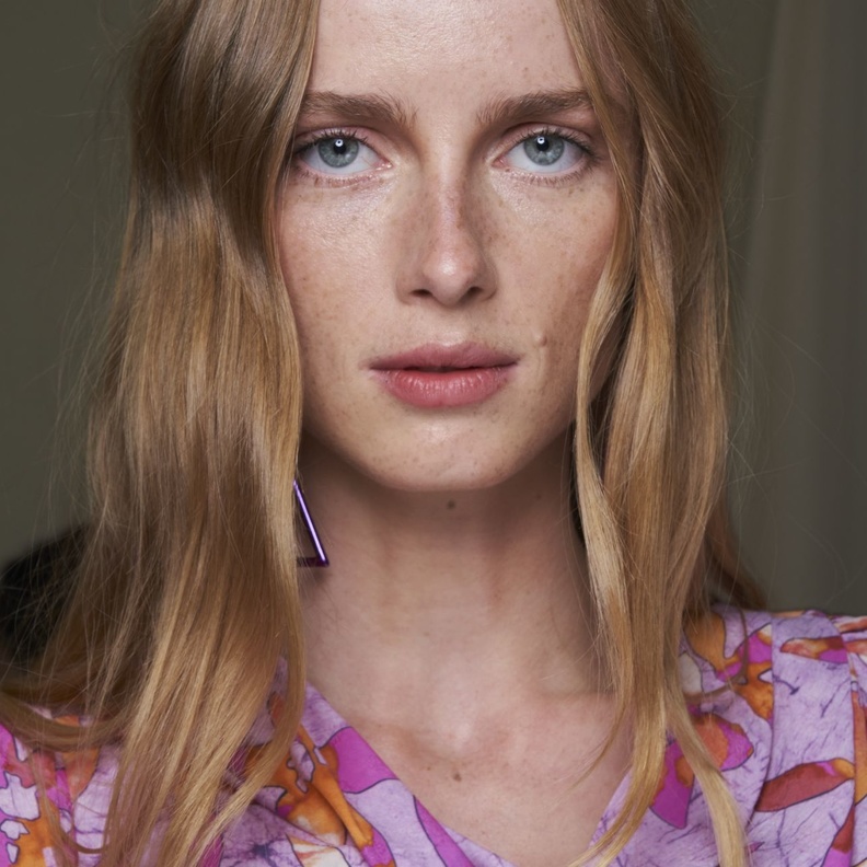 4 ألوان صبغات شعر تناسب بشرتك البيضاء وأبرز النصائح لتطبيقها قبل نهاية صيف 2022