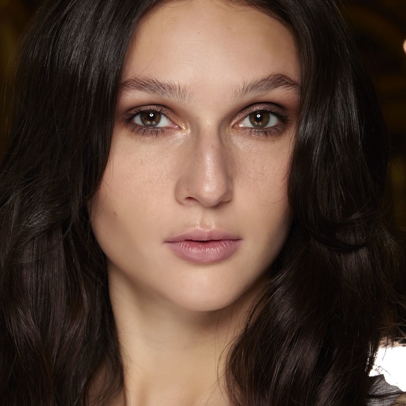 تعانين من الشعر الخفيف والخشن؟ إليك أفضل الحلول الطبيعية