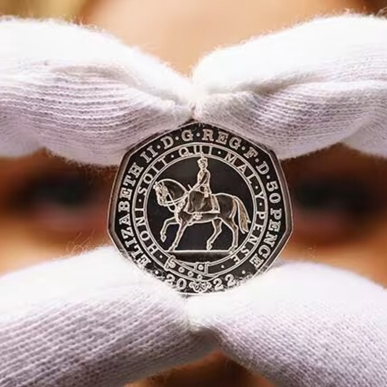 دار العملات البريطانية تصدر للمرة الأولى عملة معدنية تحمل توقيع الملكة 