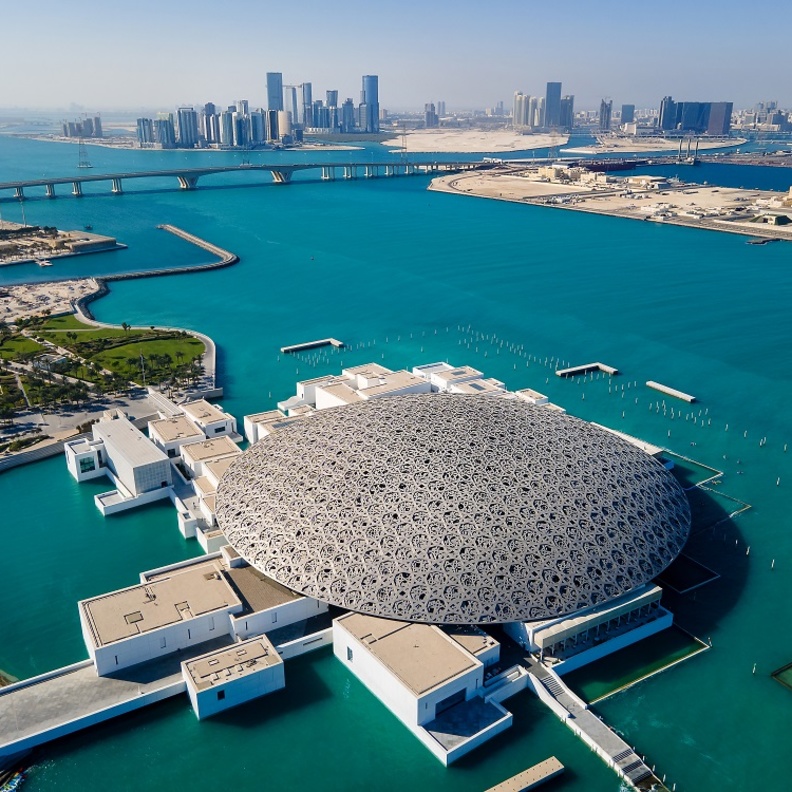 اللوفر أبوظبي يحتفل بذكرى تأسيسه باستضافة معرض انطباعي متميّز 