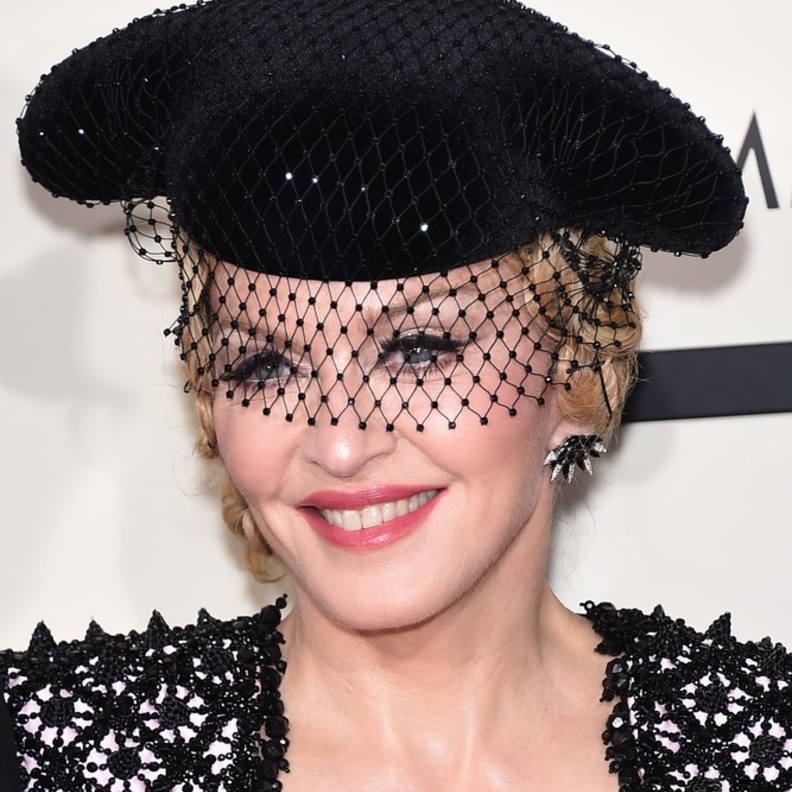 آيلانير عيون القطة سمة جمالية ميزت مكياج النجمة مادونا على مر السنوات..إليكم أسرار تطبيقه