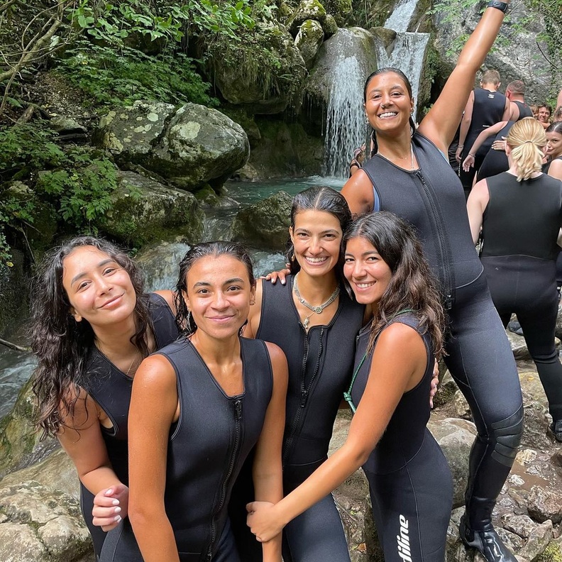 تارا عماد وصديقاتها خلال رحلة إلى الجبل الأسود