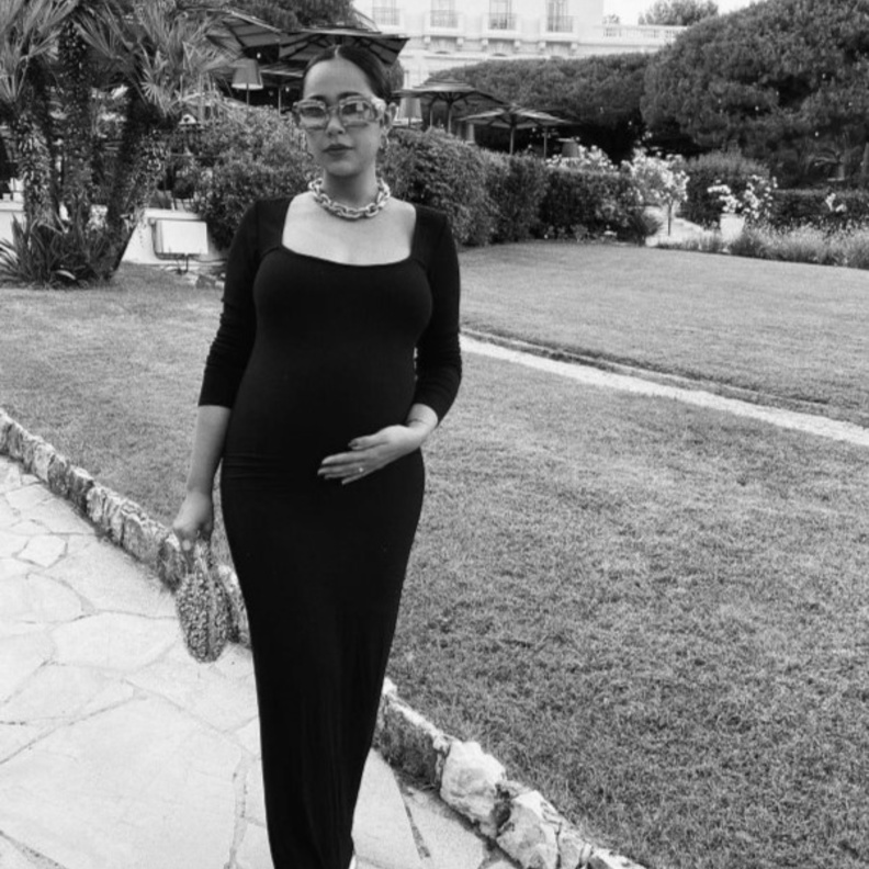 اطلالة آلاء بلخي بفستان الحمل الزهري