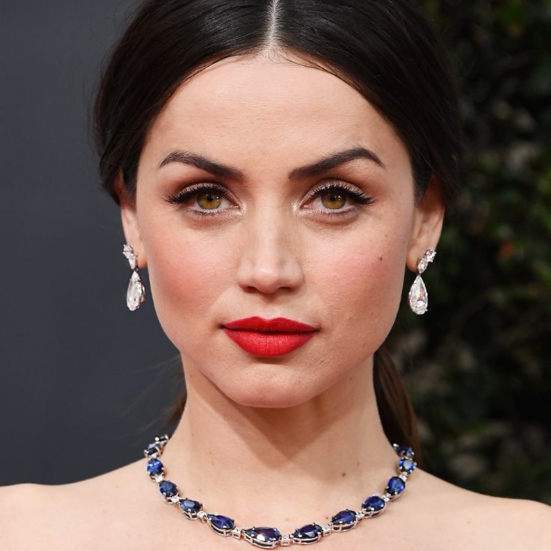 آنا دي أرماس ترتدي عقد الياقوت الأزرق حجر سبتمبر من تيفاني Tiffany