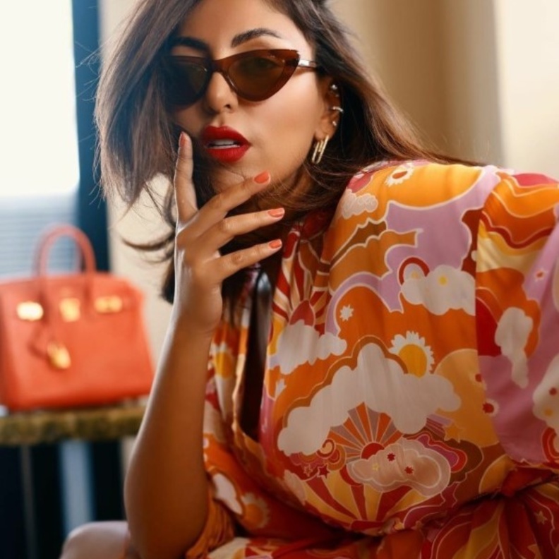 أجمل إطلالات دانا الطويرش لمحبات الفساتين المطبعة بالألوان الحيوية