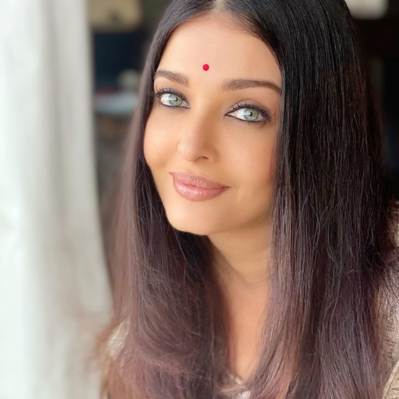 أحدث صور آشواريا راي على مواقع التواصل