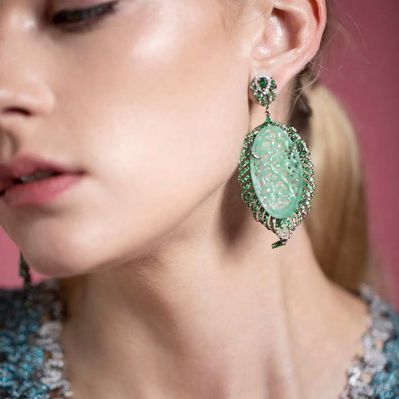 أقراط Carved Jade and Tsavorite من WENDY YUE