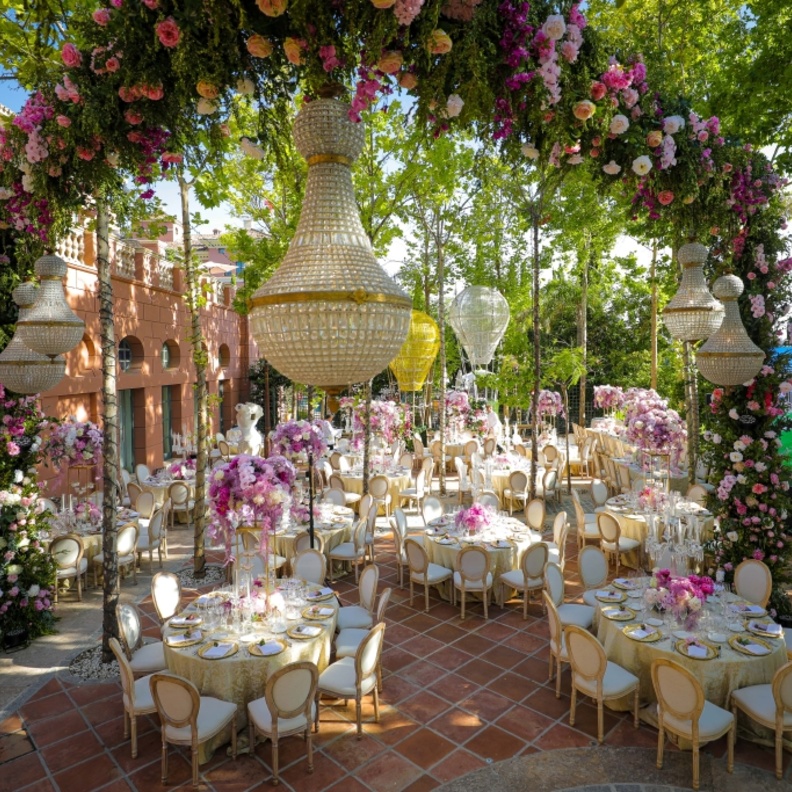 احتفال رومانسي بتفاصيل رومانسية في فيلا باديرنا جزيرة ماربيا