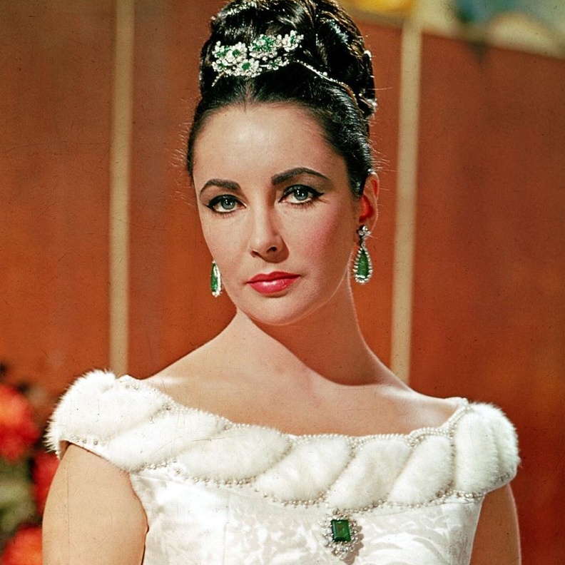 اختارت إليزابيث تايلور وضع بروش بولغاري كمشبك على شعرها