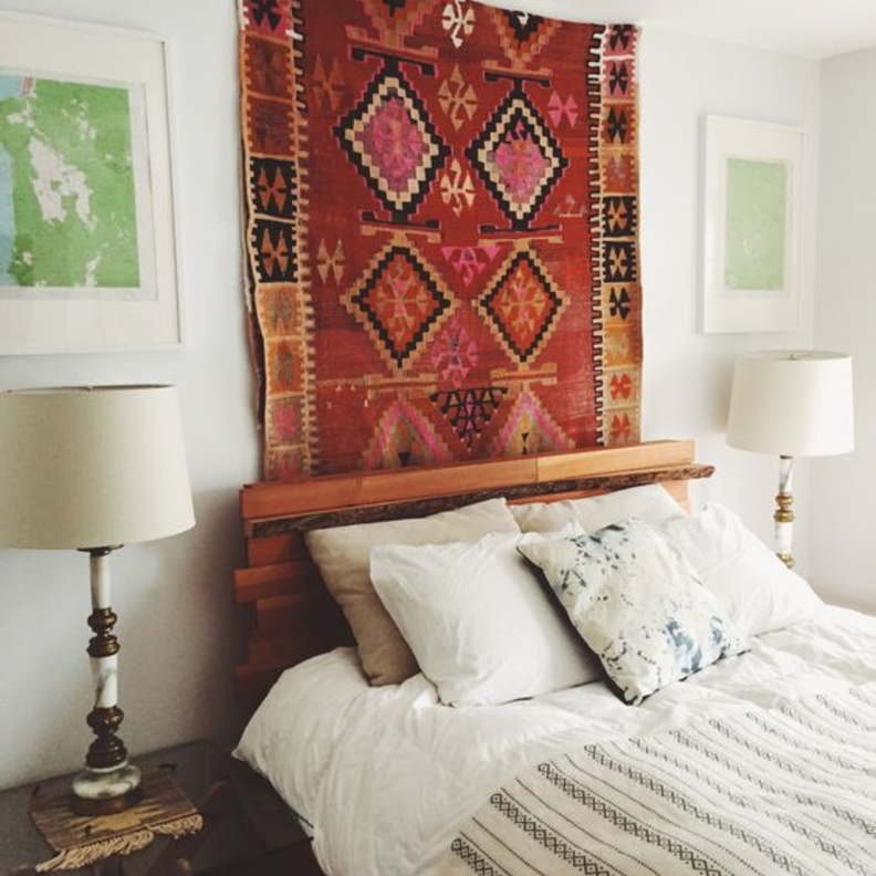 اختاري أحد المنسوجات القيمة ذات الألوان المبهجة لتعليقها على جدار غرفة نومك العتيقة