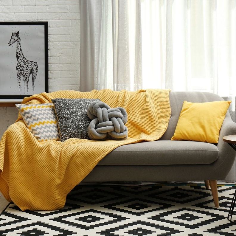 اختاري أغطية مبهجة اللون لتغطية أريكتكِ للحفاظ عليها نظيفة وبحالة جيدة لأطول فترة