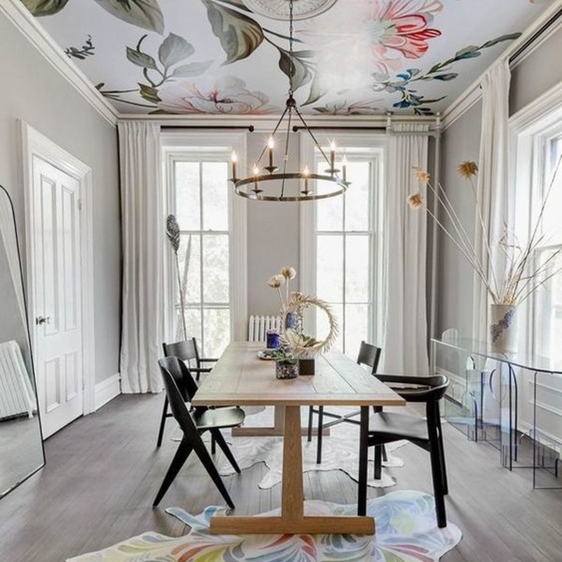 اختاري النقشات الملونة لورق أسقف منزلك، مع الجدران ذات الألوان السادة