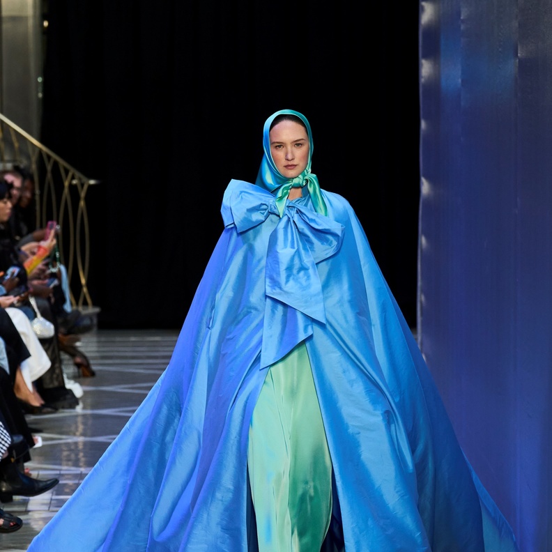 اختتمت Sohuman عرضها مع عارضات الأزياء بمكياج ملطّخ تحملن صورة الملكة إليزابيث