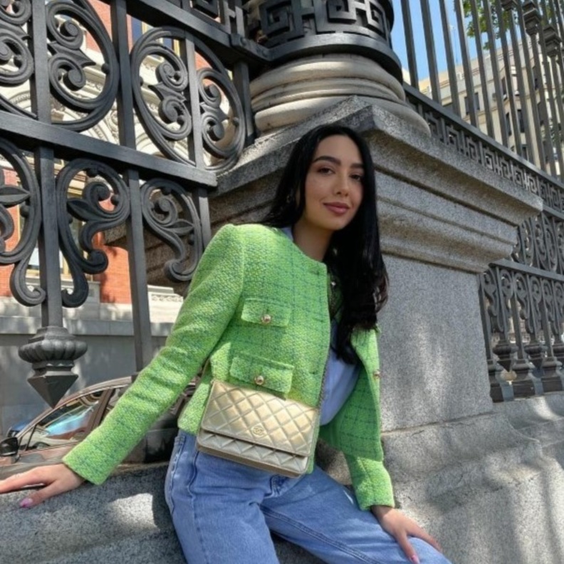 اطلالة غالية محمودي بالبنطلون الجينز وجاكيت أخضر قصير