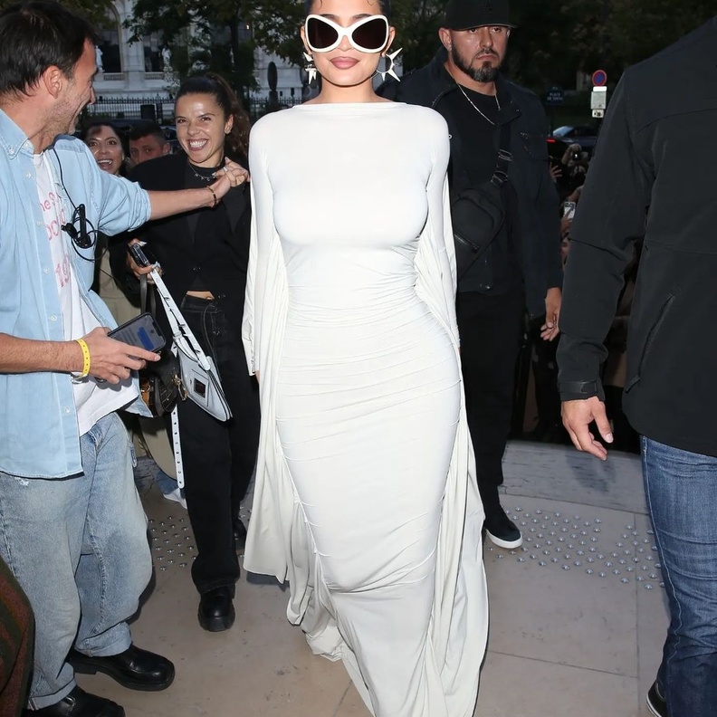 بالصور أناقة النجمات ومتابعات الموضة خلال حضورهن عروض باريس لعام 2023