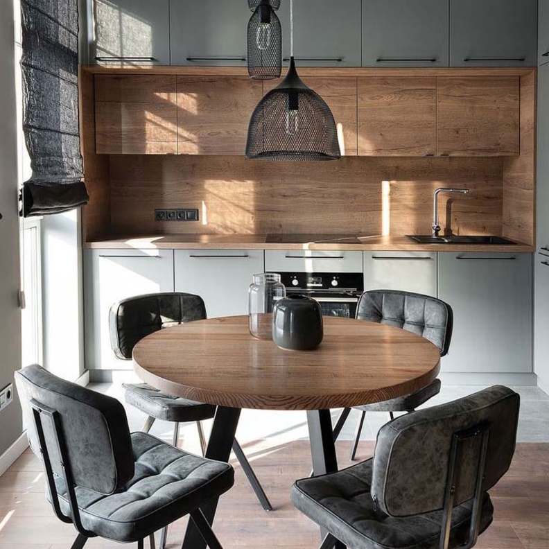 الإنارة الطبيعية تبرز اللون الأخضر والخشب في ديكورات المطبخ الصغير