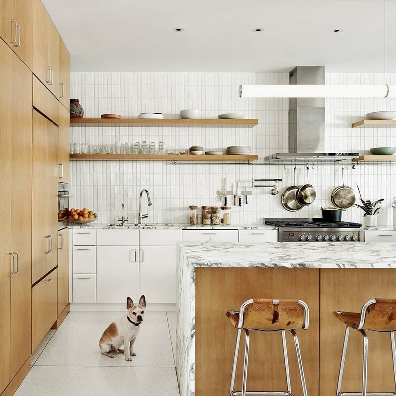 الاستفادة من الرفوف وأسفلها لتنظيم المطابخ والحفاظ عليها من الفوضى