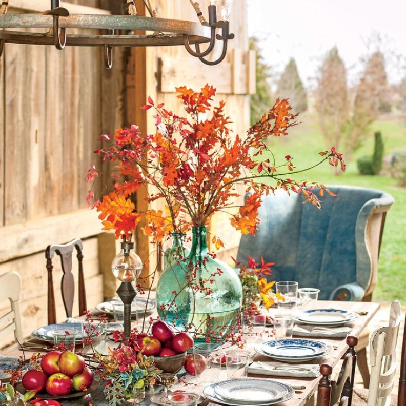 التفاح الأحمر في ديكور مائدة الطعام الخارجية