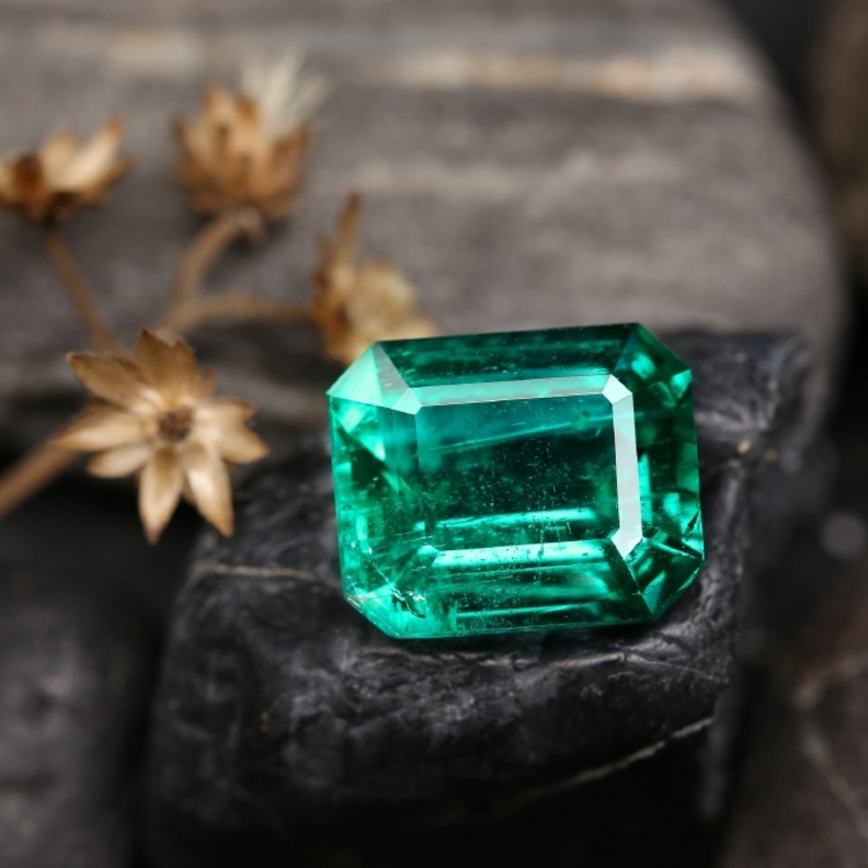 الزمرّد الأخضر من أكثر الأحجار الفاخرة فبأي أبراج يليق؟
