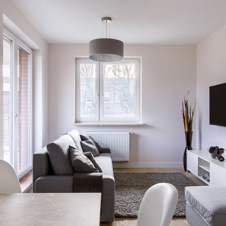 السجادة الكبيرة الحجم في غرفة المعيشة الصغيرة الحجم تعطي إحساسا بضيق المساحة