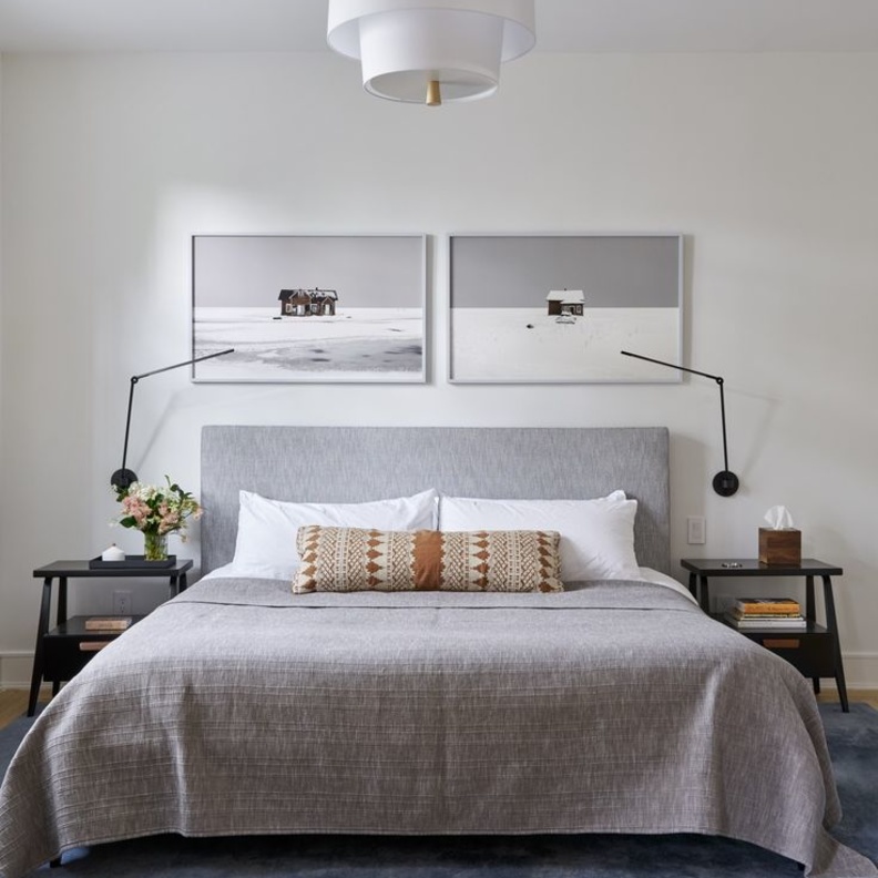 السجادة تغطي أوسع مساحة ممكنة من أرضية غرفة النوم