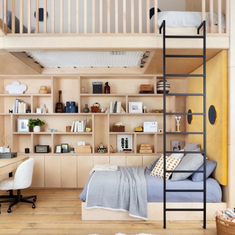 السرير الطابقي مع تصاميم مرحة للعب توفر مساحة لنوم ثلاثة أطفال